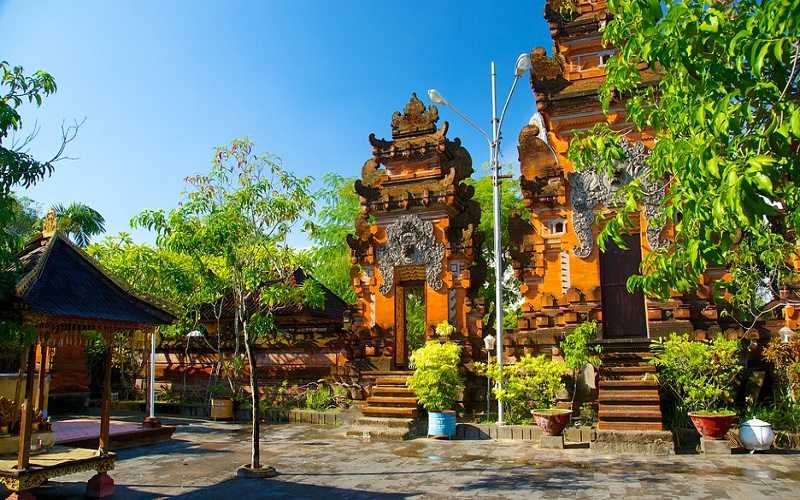 Бали курорт Семиньяк храм Петитенгет