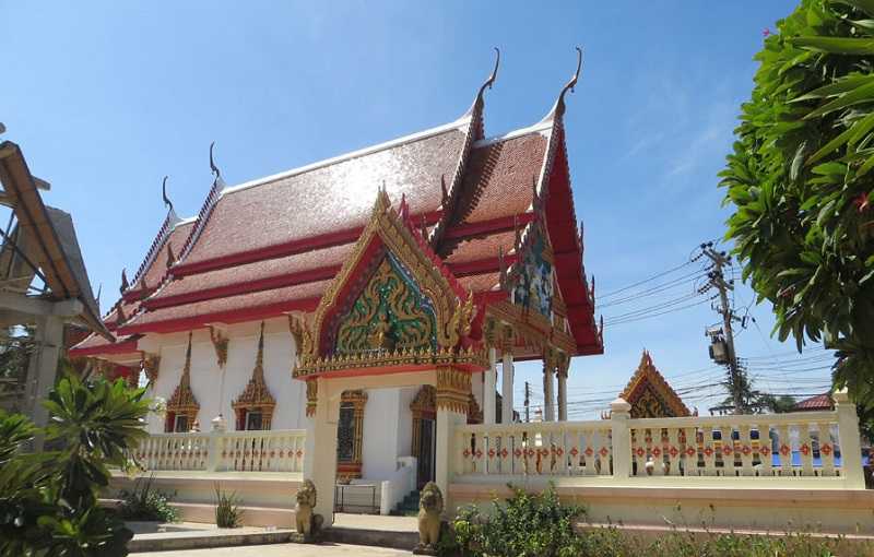 Острова Ко Лан буддийский храм