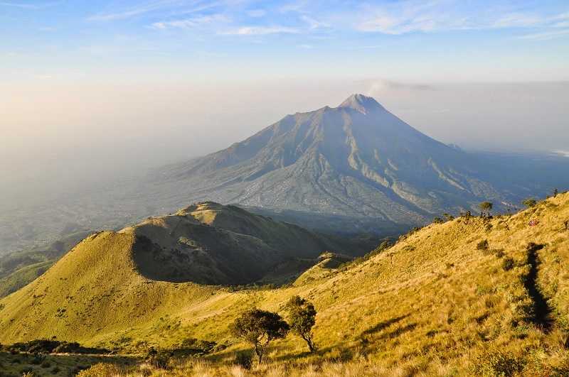 Индонезия вулкан Мербабу