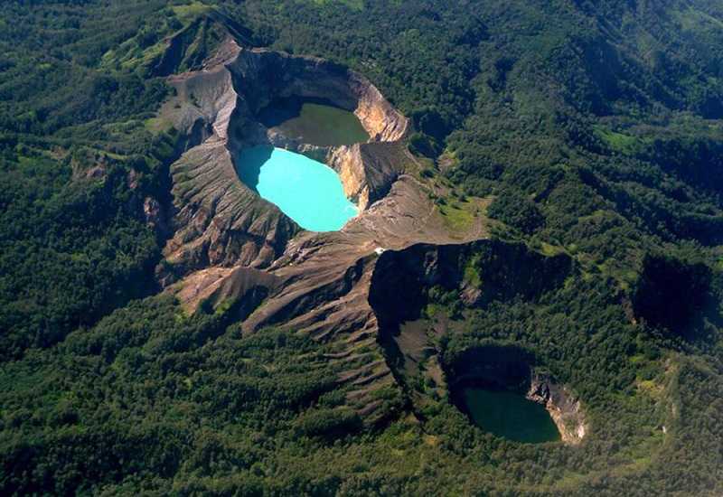 Вулкан и озеро Келимуту в Индонезии