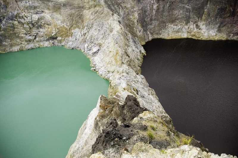 озеро Молодых и озеро Злых Духов на вулкане келимуту