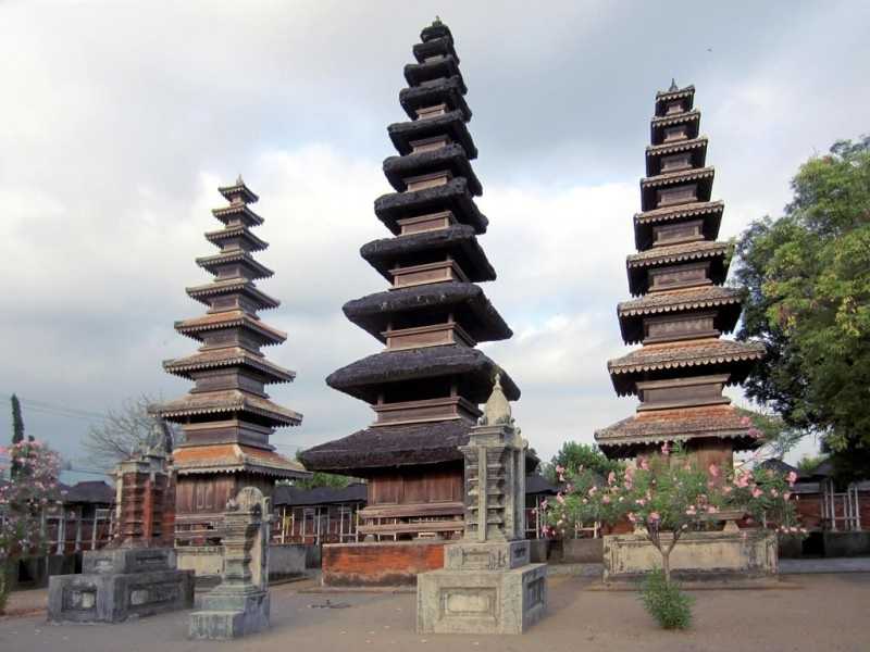 остров Ломбок храм Пура Меру