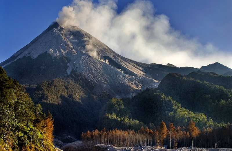 вулкан Мерапи Индонезия